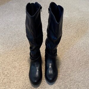 Flat black boots with zipper. Unbranded but maybe from Macy’s Backstage:)